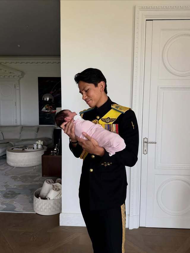 Принц Брунею, який був найбажанішим холостяком Азії, показав перше офіційне фото із новонародженою донькою