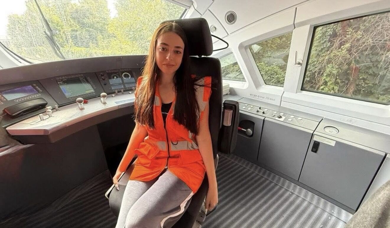 Пишалася своєю роботою: під час евакуації потяга на Одещині загинула 19-річна провідниця