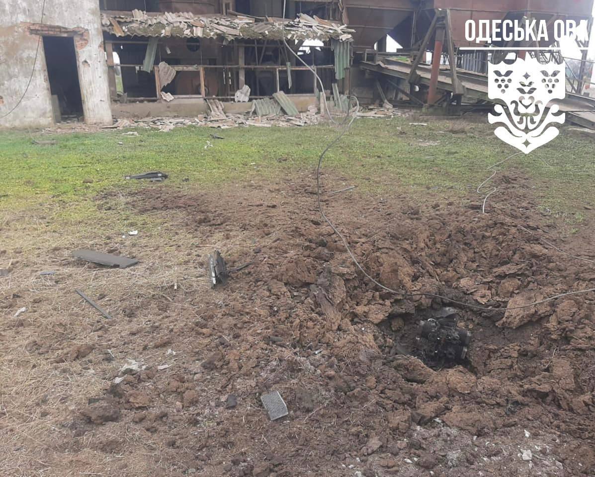 Ворог масовано атакував Одещину дронами: пошкоджені ферма і зернові ангари. Фото