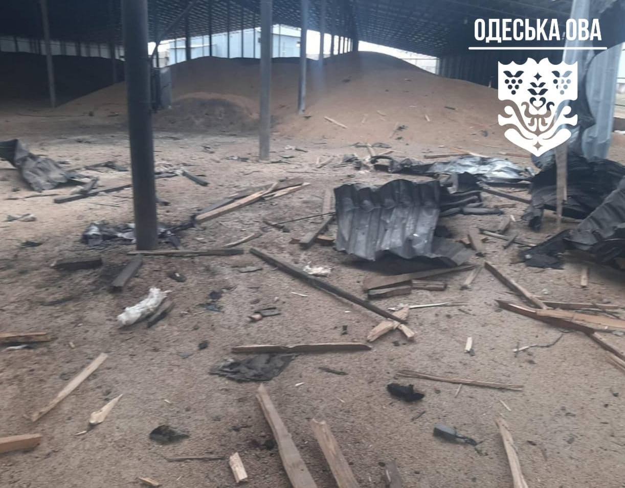 Ворог масовано атакував Одещину дронами: пошкоджені ферма і зернові ангари. Фото