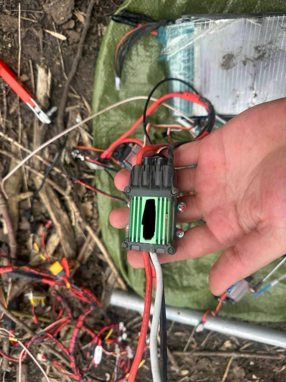 "Всередині крутий акумулятор": Флеш показав новий рідкісний російський дрон, який збили ЗСУ. Фото