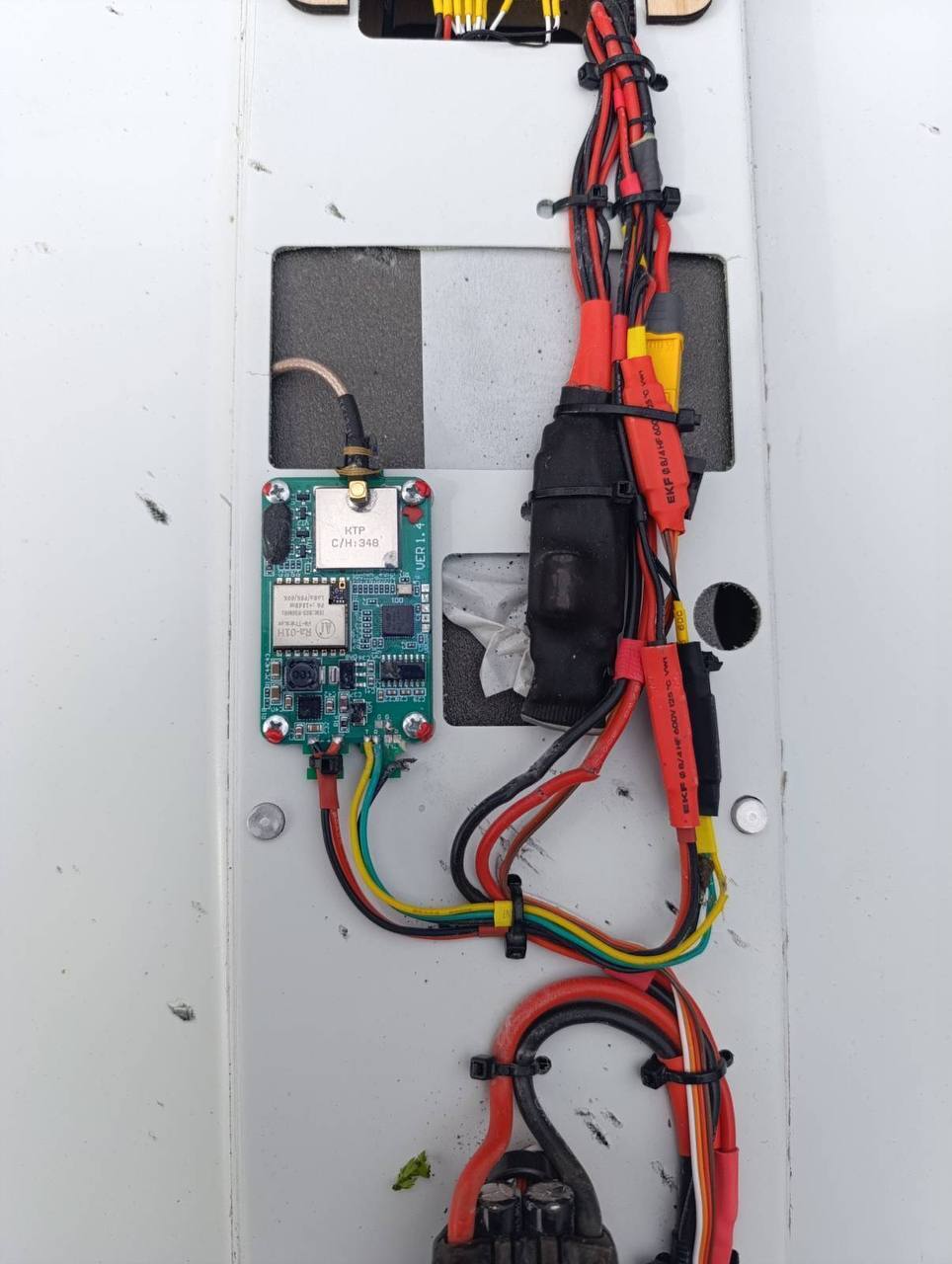 "Всередині крутий акумулятор": Флеш показав новий рідкісний російський дрон, який збили ЗСУ. Фото