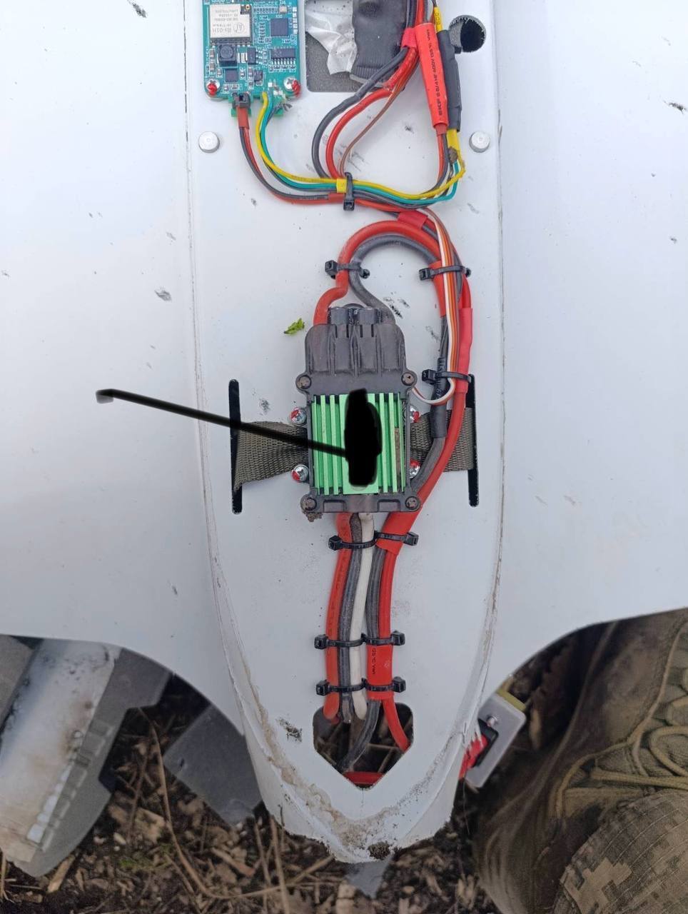 "Всередині крутий акумулятор": Флеш показав новий рідкісний російський дрон, який збили ЗСУ. Фото