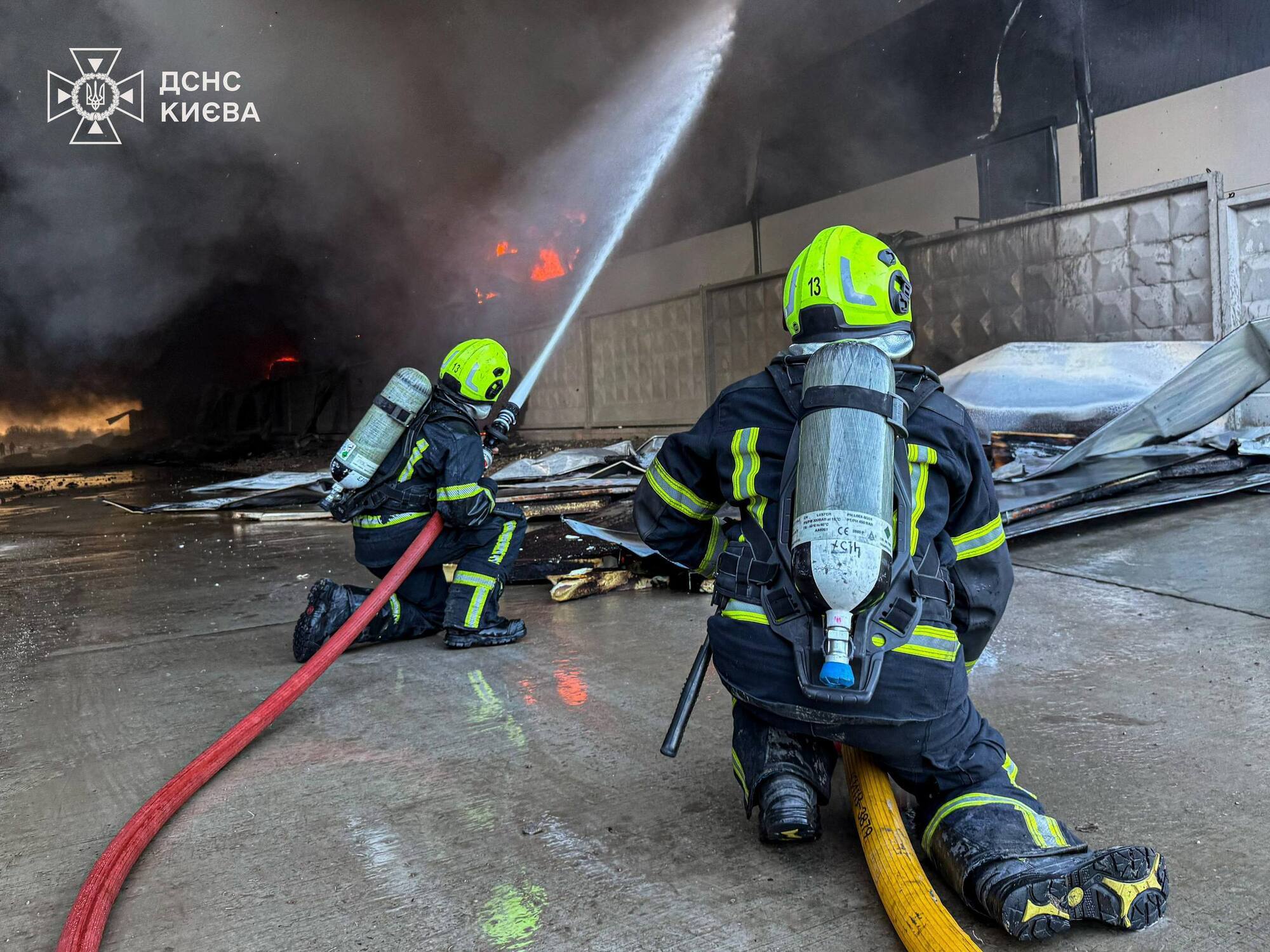 Столб черного дыма виден в Киеве: в Броварском районе вспыхнул масштабный пожар. Фото