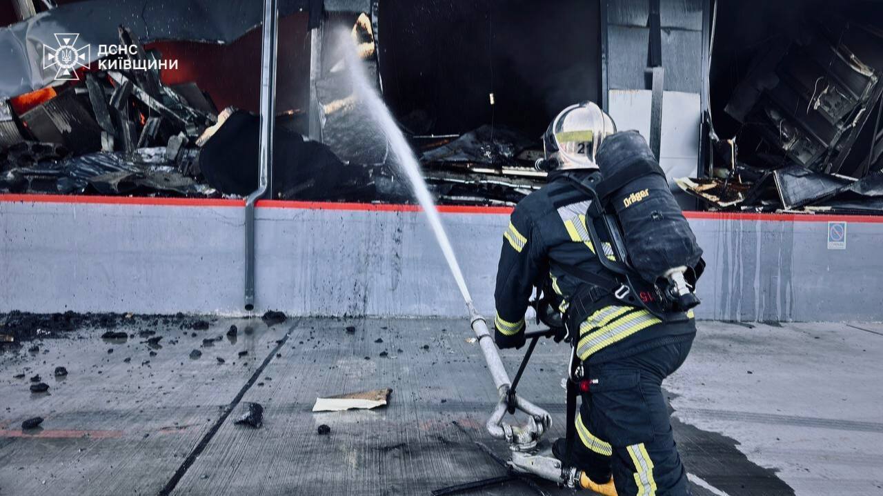 Столб черного дыма видели даже в Киеве: в Броварском районе ликвидировали пожар на складах, есть пострадавший. Фото. Видео