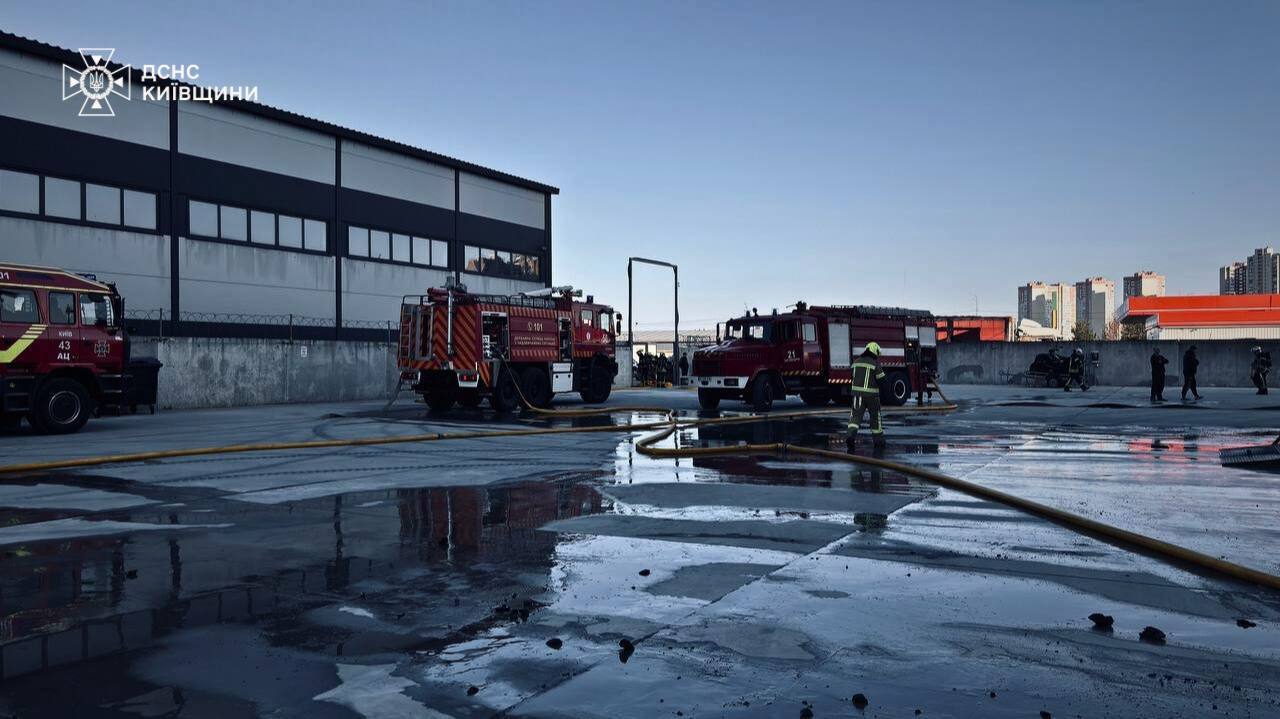 Столб черного дыма видели даже в Киеве: в Броварском районе ликвидировали пожар на складах, есть пострадавший. Фото. Видео