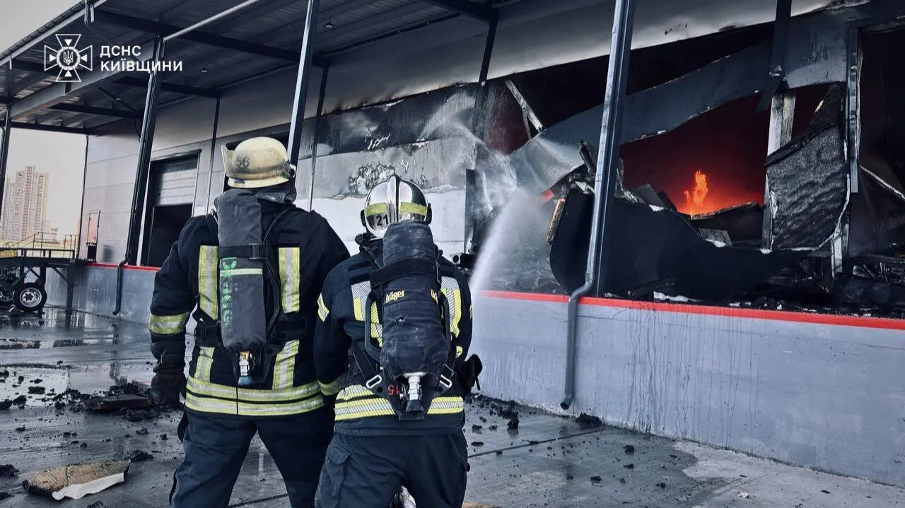 Столб черного дыма видели даже в Киеве: в Броварском районе ликвидировали пожар на складах, есть пострадавший. Фото. Видео