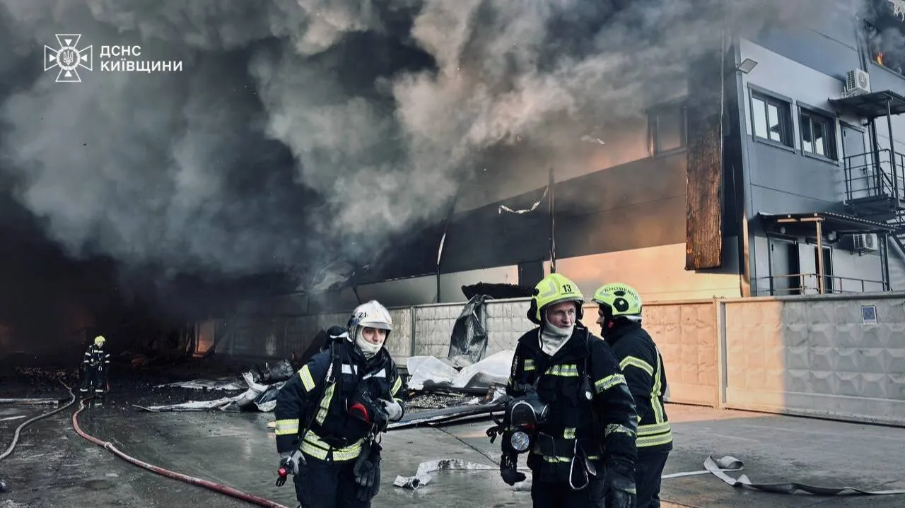 Столб черного дыма видели даже в Киеве: в Броварском районе ликвидировали пожар на складах, есть пострадавший. Фото. Видео