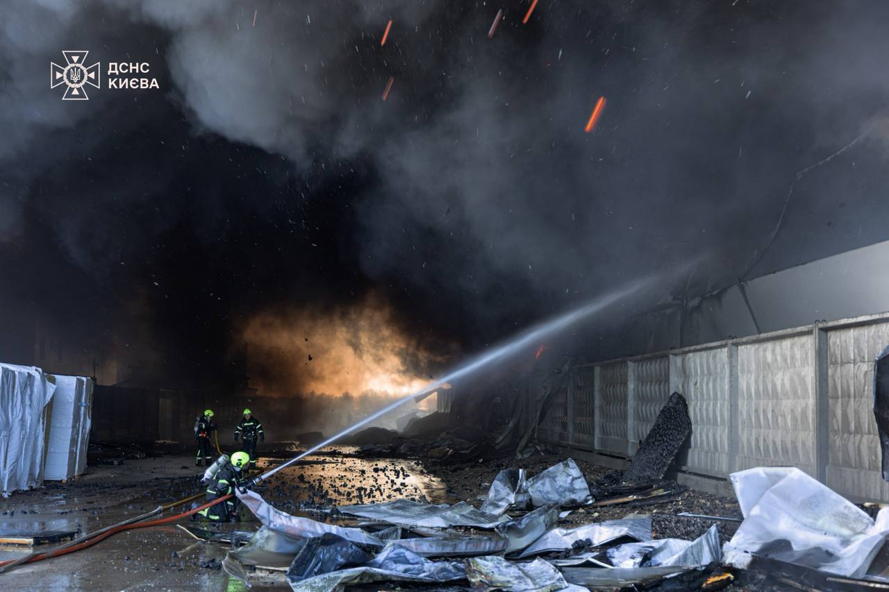 Столб черного дыма видели даже в Киеве: в Броварском районе ликвидировали пожар на складах, есть пострадавший. Фото. Видео