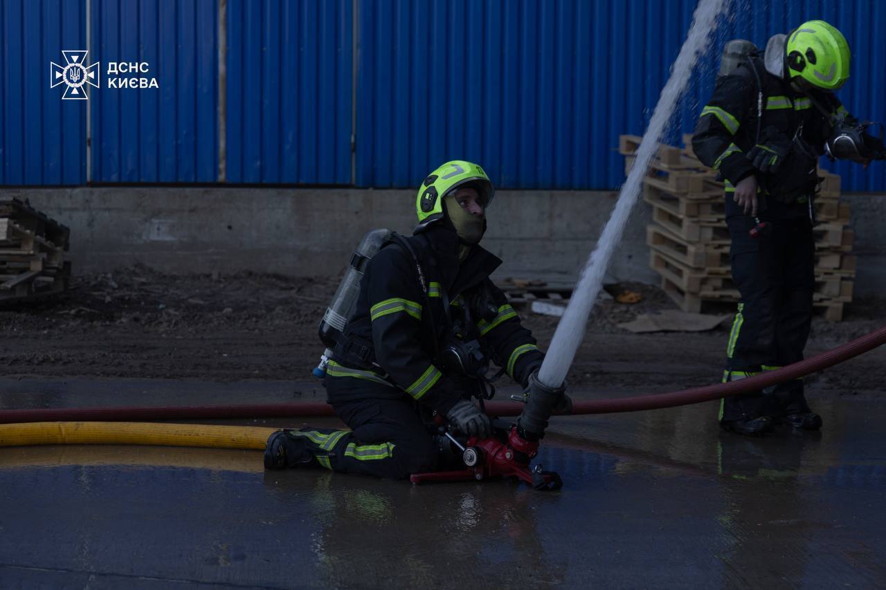 Столб черного дыма видели даже в Киеве: в Броварском районе ликвидировали пожар на складах, есть пострадавший. Фото. Видео