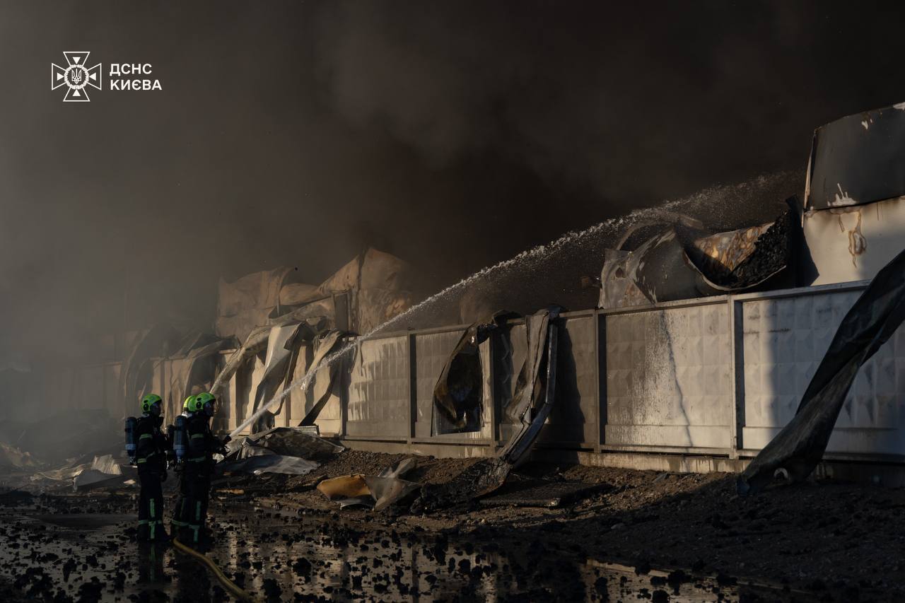 Столб черного дыма видели даже в Киеве: в Броварском районе ликвидировали пожар на складах, есть пострадавший. Фото. Видео