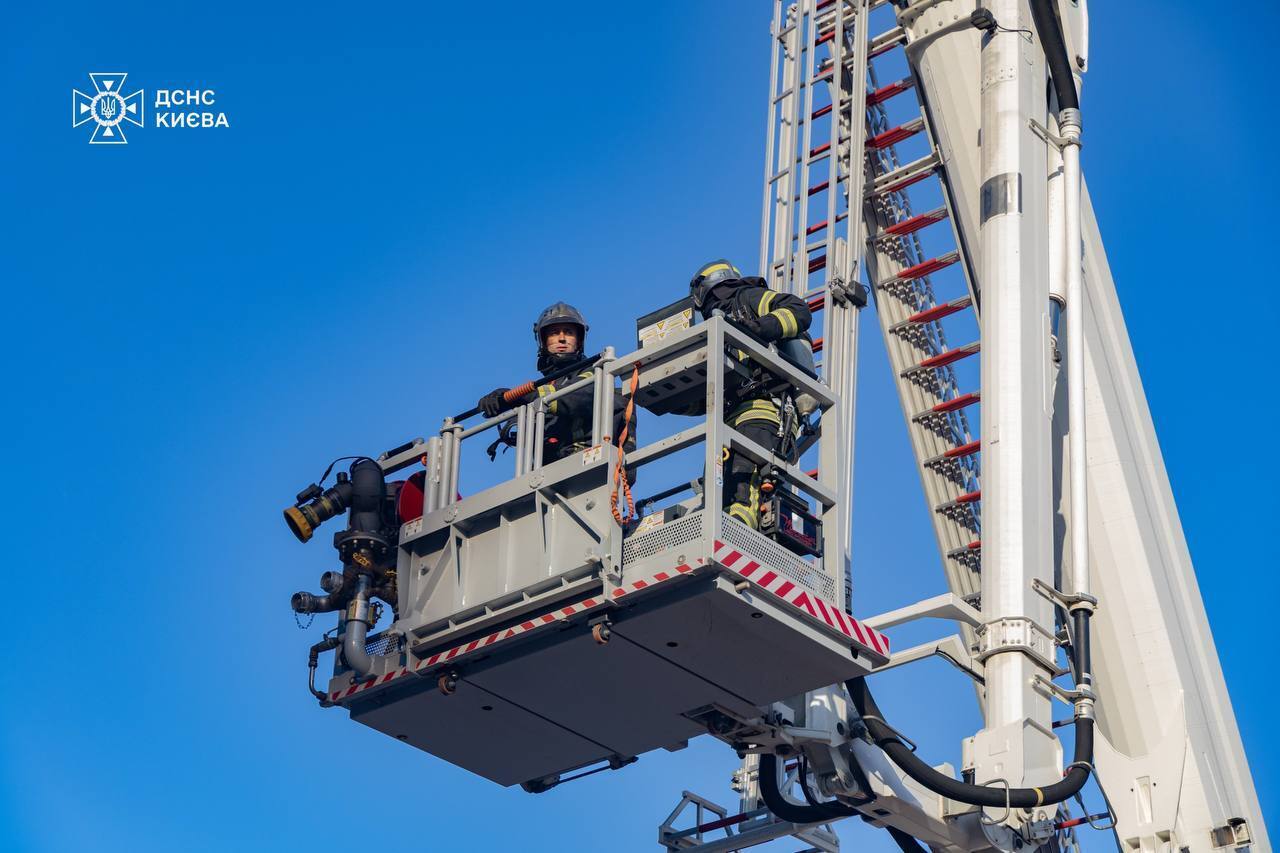 Столб черного дыма видели даже в Киеве: в Броварском районе ликвидировали пожар на складах, есть пострадавший. Фото. Видео