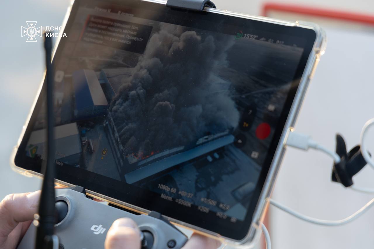 Столб черного дыма видели даже в Киеве: в Броварском районе ликвидировали пожар на складах, есть пострадавший. Фото. Видео