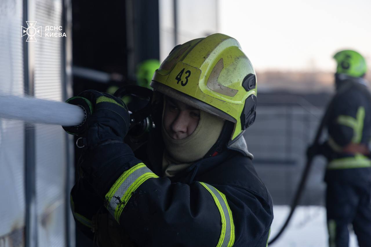 Столб черного дыма видели даже в Киеве: в Броварском районе ликвидировали пожар на складах, есть пострадавший. Фото. Видео