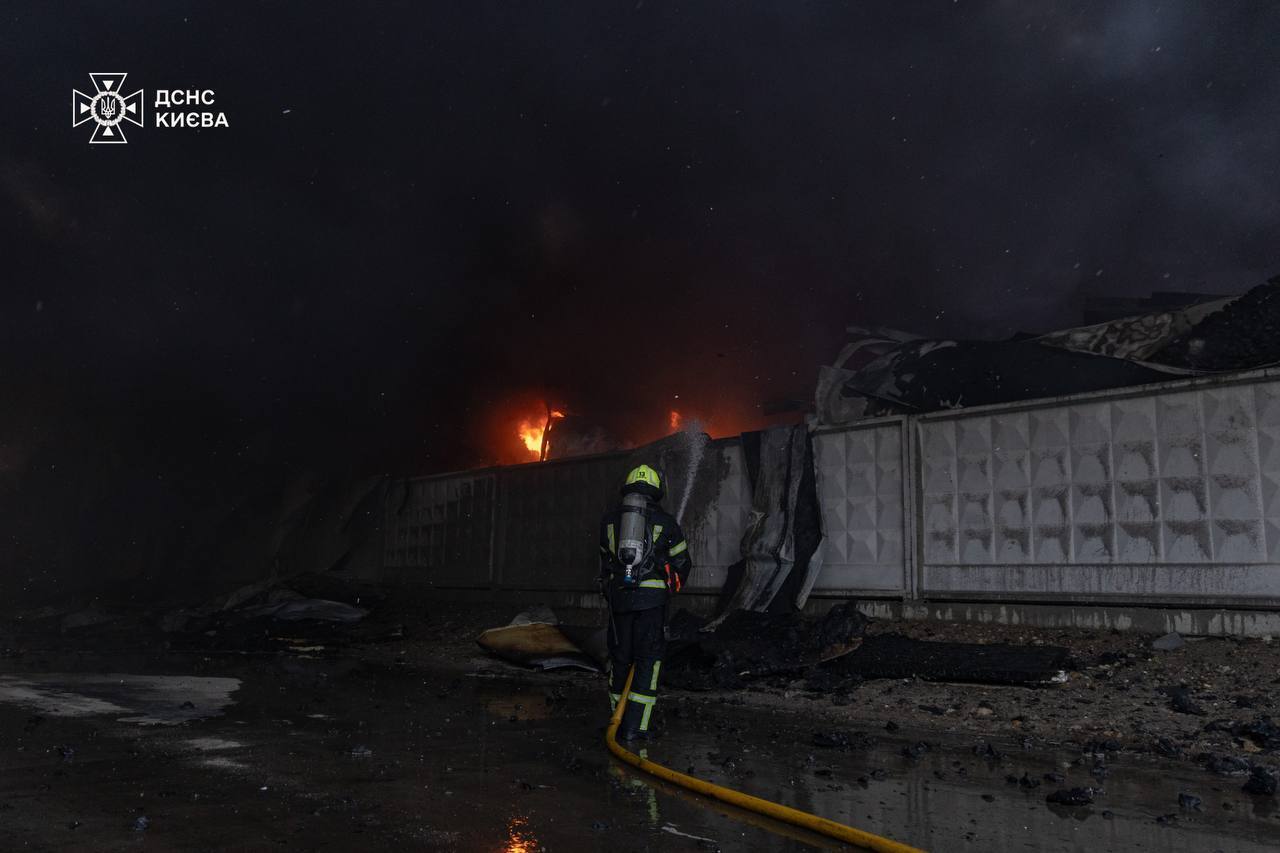 Столб черного дыма видели даже в Киеве: в Броварском районе ликвидировали пожар на складах, есть пострадавший. Фото. Видео