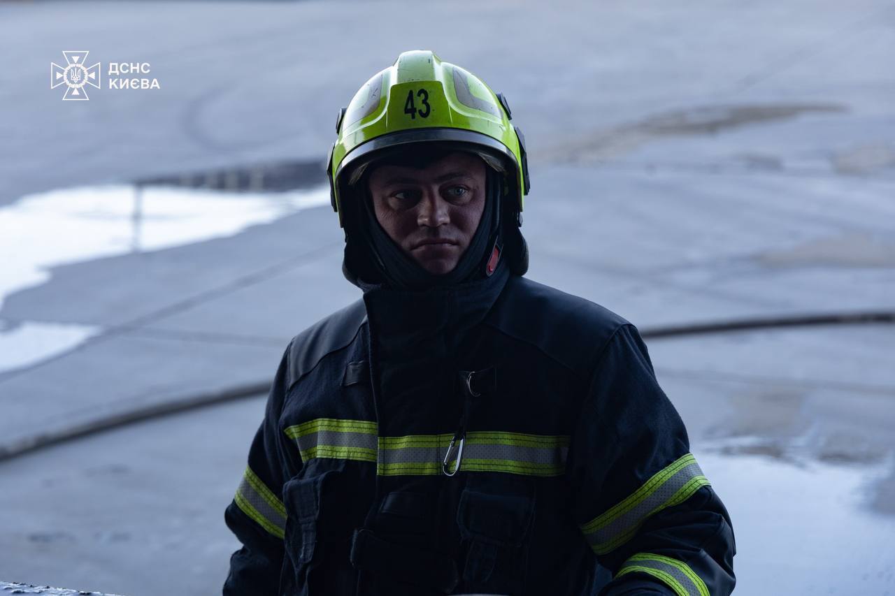 Столб черного дыма видели даже в Киеве: в Броварском районе ликвидировали пожар на складах, есть пострадавший. Фото. Видео