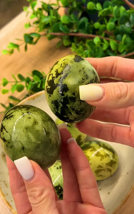 Ці інгредієнти точно є на вашій кухні: як оригінально пофарбувати крашанки на Великдень