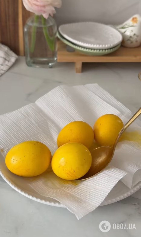 Як пофарбувати яйця куркумою: ідея декору на Великдень