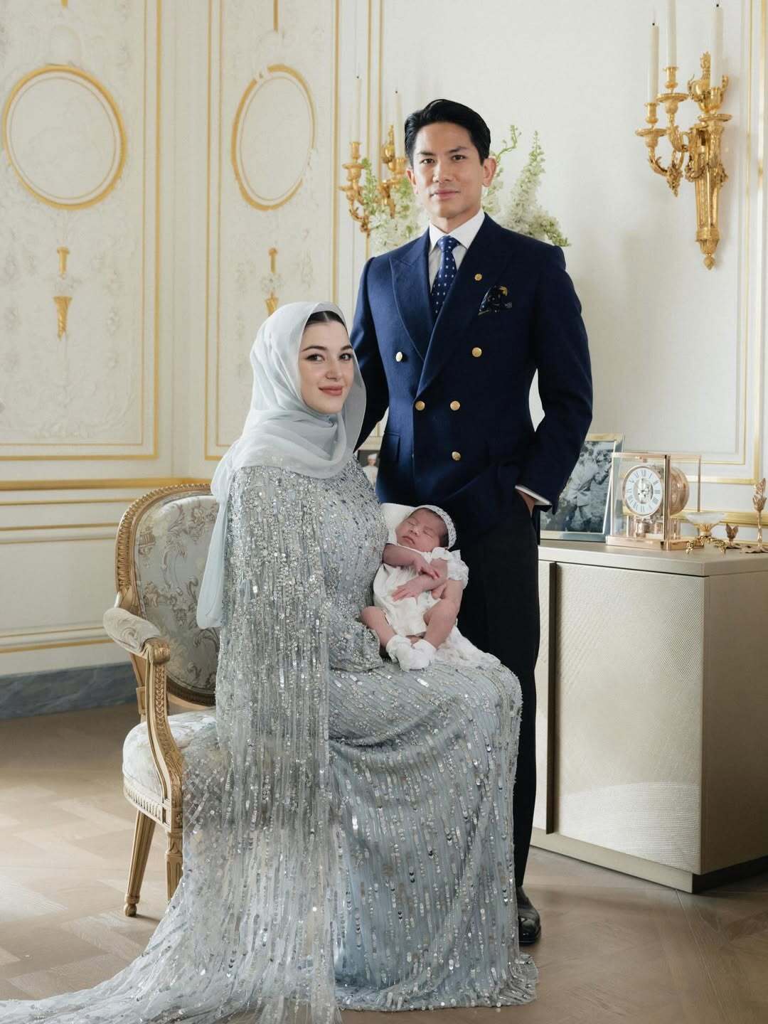 Принц Брунею, який був найбажанішим холостяком Азії, показав перше офіційне фото із новонародженою донькою
