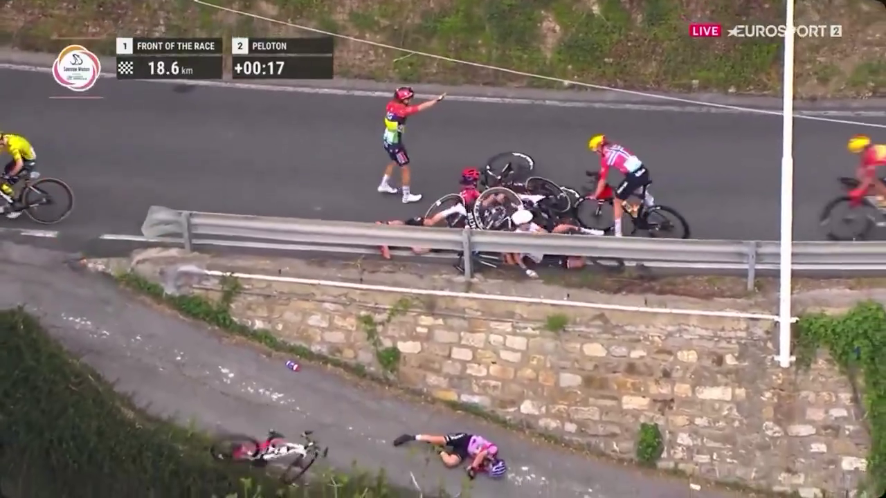 Італійська чемпіонка впала з обриву в прямому ефірі велогонки в Мілані. Відео