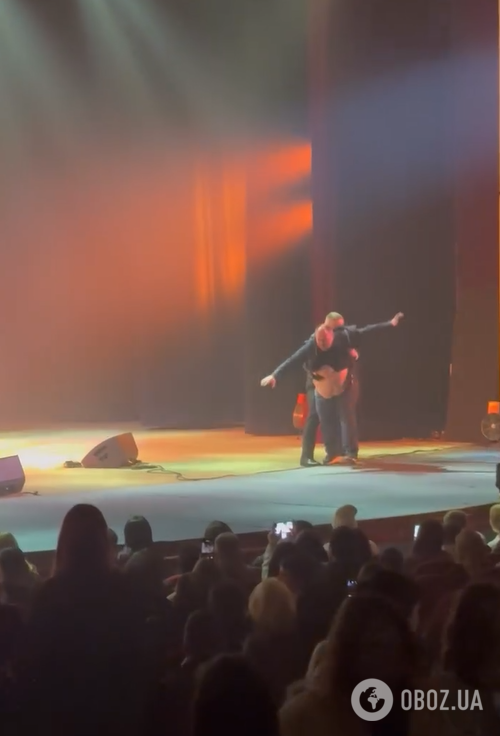 "Смарагдове небо" ударило в голову": на концерте DREVO на сцену вылез мужчина с голым животом. Видео