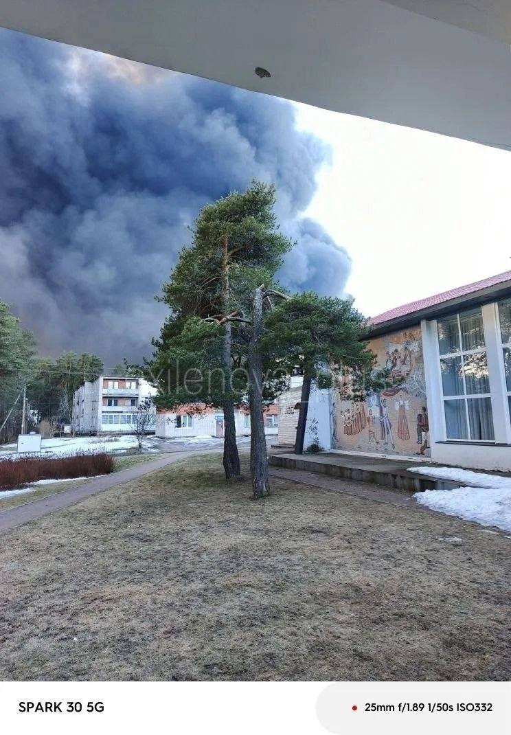 Поднялась стена дыма: появились новые кадры последствий атаки на порт в российском Приморске. Видео