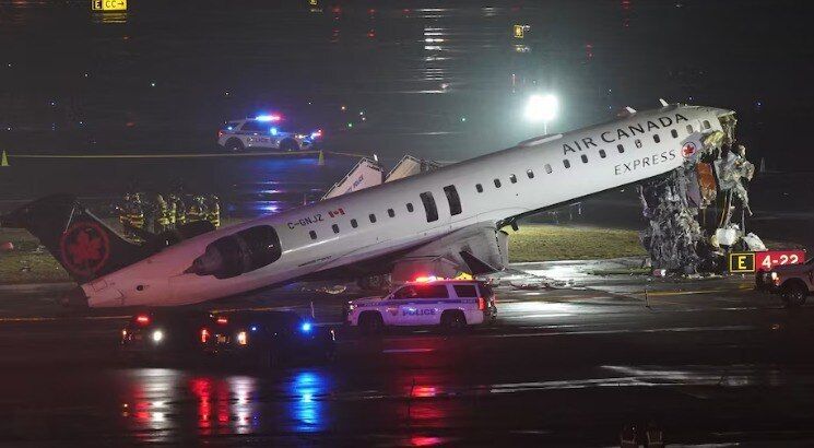 В аеропорту Нью-Йорка літак зіткнувся із пожежною машиною: є постраждалі. Відео