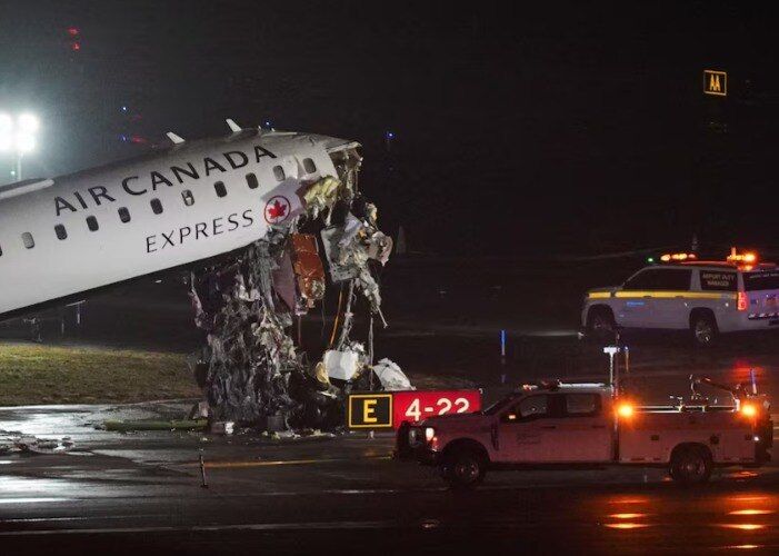 В аеропорту Нью-Йорка літак зіткнувся із пожежною машиною: є постраждалі. Відео