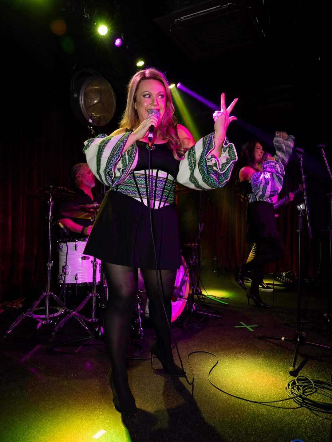 Исполнительница хита "Двічі в одну річку не ввійдеш" Юлия Рай наконец-то вышла из тени: как изменилась звезда 2000-х в эмиграции