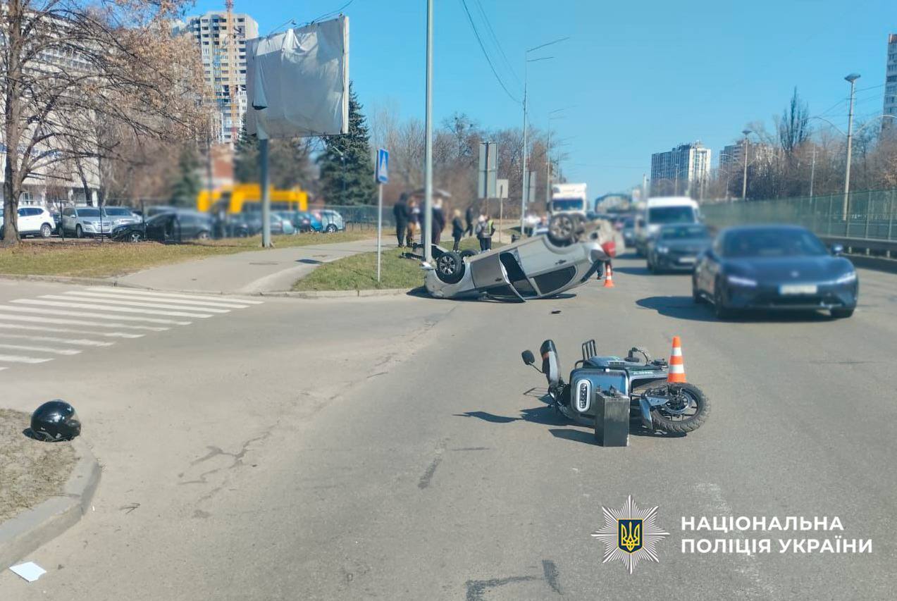 У Києві п’яний водій легковика протаранив електроскутер: машина перекинулась, є постраждалий. Фото