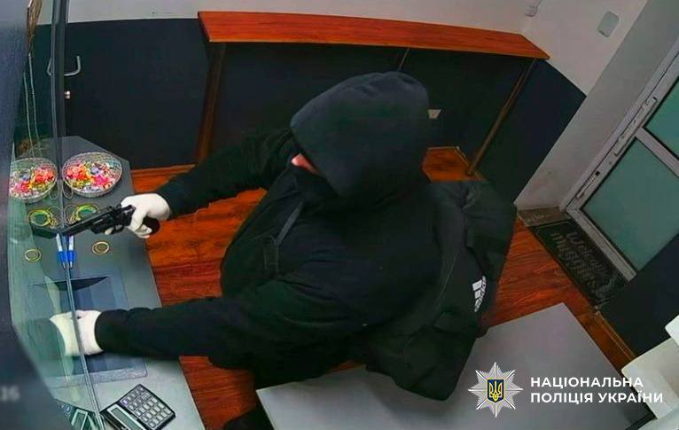 В Киеве мужчина, угрожая пистолетом, пытался ограбить обменник. Видео и фото