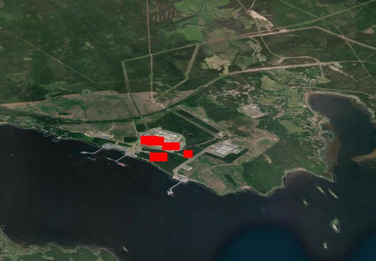 У російському Приморську атаковано порт, спалахнув нафтоналивний термінал. Фото і відео