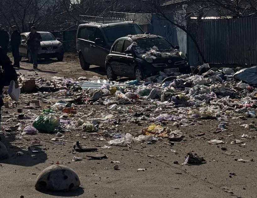 Воронка в земле и много гаек: под Киевом произошло два взрыва, пострадали полицейские. Подробности фото и видео