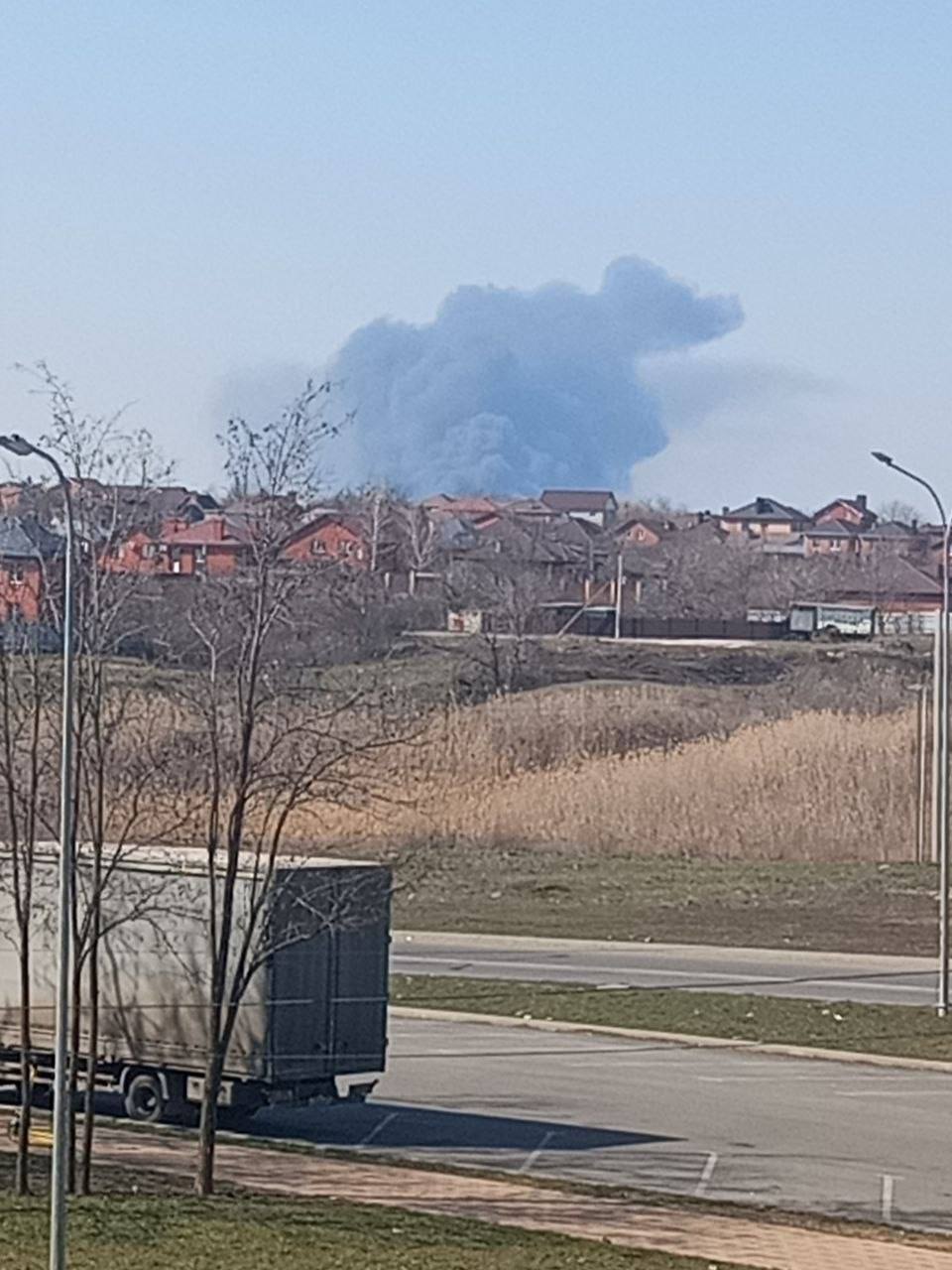 Під Ростовом загорілися хімсклади: дим тягнеться на десятки кілометрів. Фото і відео