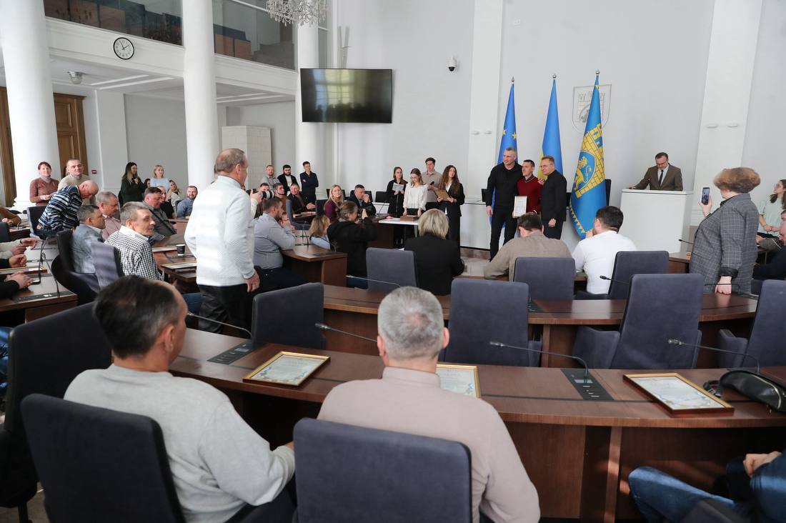 Кличко у Львові вручив подяки комунальникам, які допомагали рятувати Київ після обстрілів РФ взимку