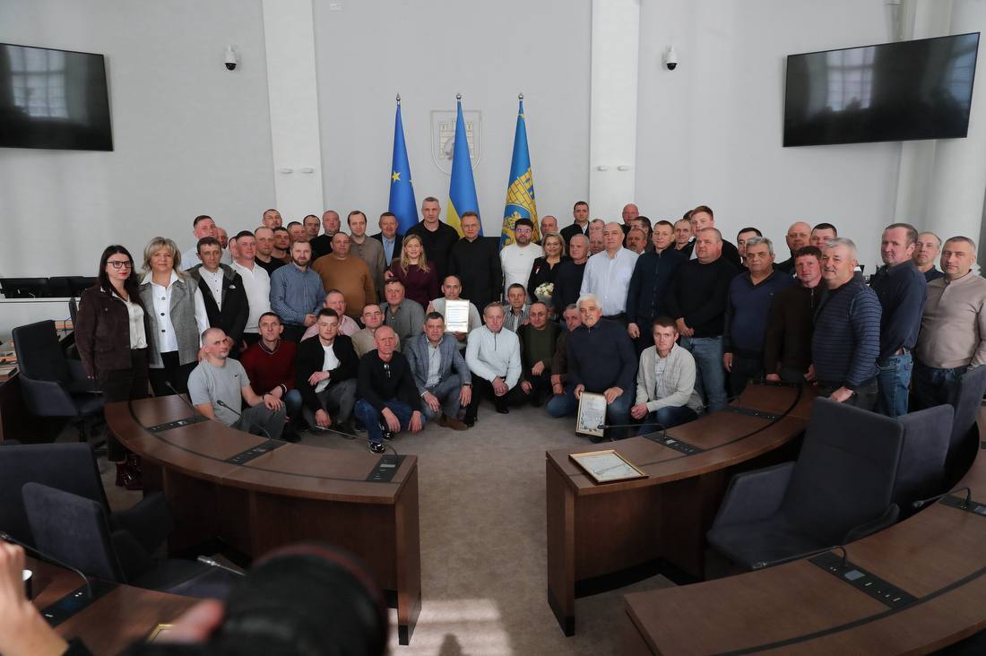 Кличко у Львові вручив подяки комунальникам, які допомагали рятувати Київ після обстрілів РФ взимку