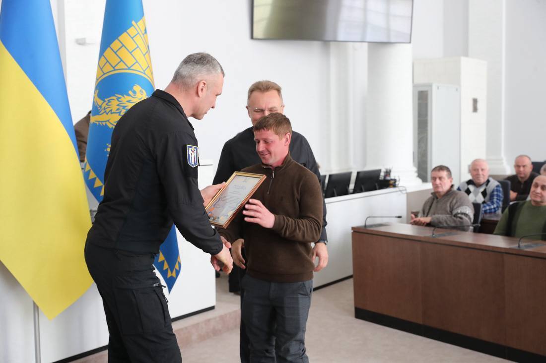 Кличко у Львові вручив подяки комунальникам, які допомагали рятувати Київ після обстрілів РФ взимку