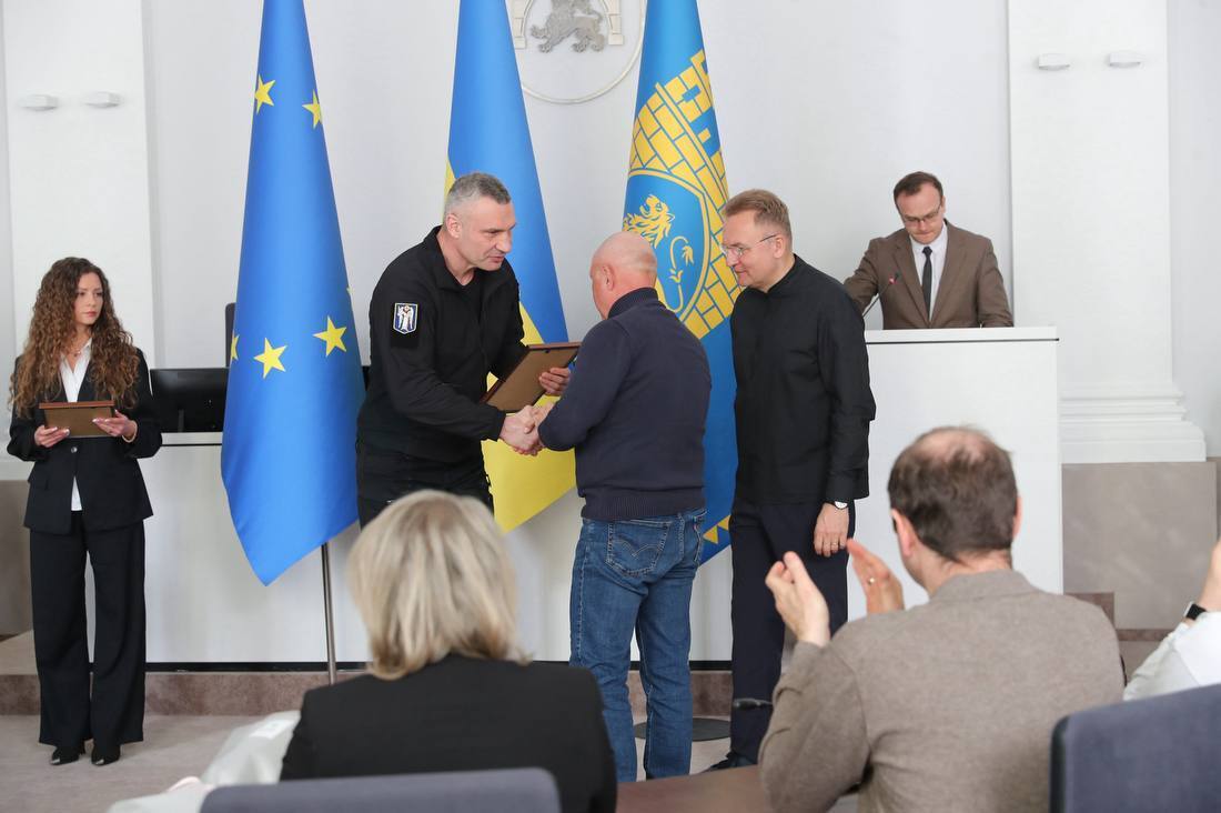 Кличко у Львові вручив подяки комунальникам, які допомагали рятувати Київ після обстрілів РФ взимку