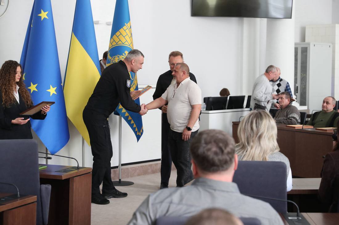 Кличко у Львові вручив подяки комунальникам, які допомагали рятувати Київ після обстрілів РФ взимку