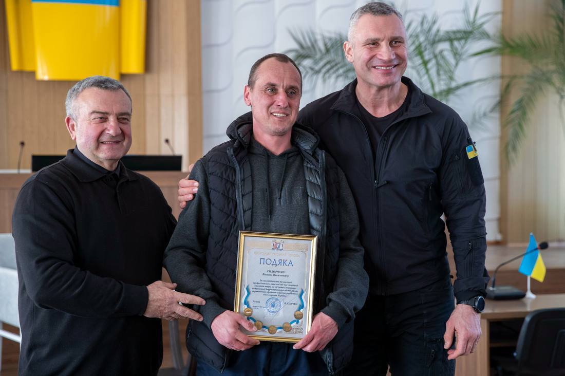 "Спасибо тем, кто реально помогает": Кличко посетил Дубно и вручил благодарности коммунальщикам