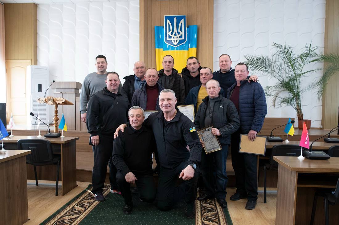 "Спасибо тем, кто реально помогает": Кличко посетил Дубно и вручил благодарности коммунальщикам