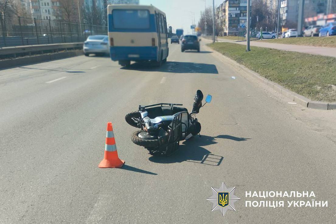 У Києві п’яний водій легковика протаранив електроскутер: машина перекинулась, є постраждалий. Фото