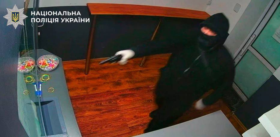 В Киеве мужчина, угрожая пистолетом, пытался ограбить обменник. Видео и фото