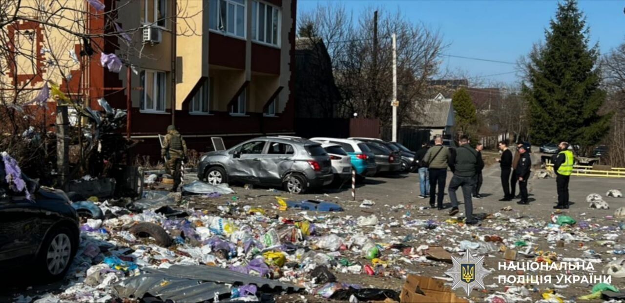 Під Києвом сталось два вибухи, постраждали поліцейські: зловмисника затримали. Усі подробиці, фото та відео