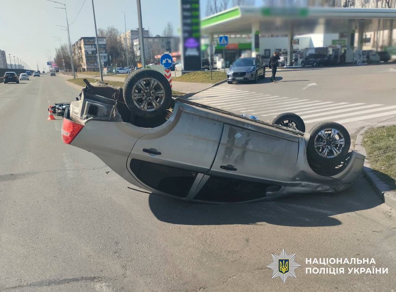 У Києві п’яний водій легковика протаранив електроскутер: машина перекинулась, є постраждалий. Фото