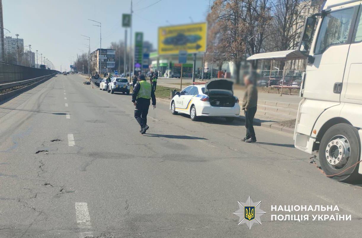 У Києві п’яний водій легковика протаранив електроскутер: машина перекинулась, є постраждалий. Фото