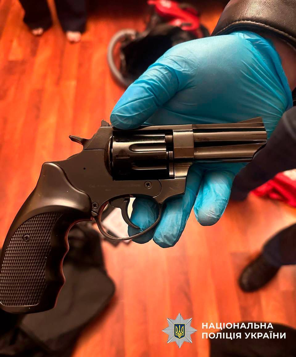 В Киеве мужчина, угрожая пистолетом, пытался ограбить обменник. Видео и фото