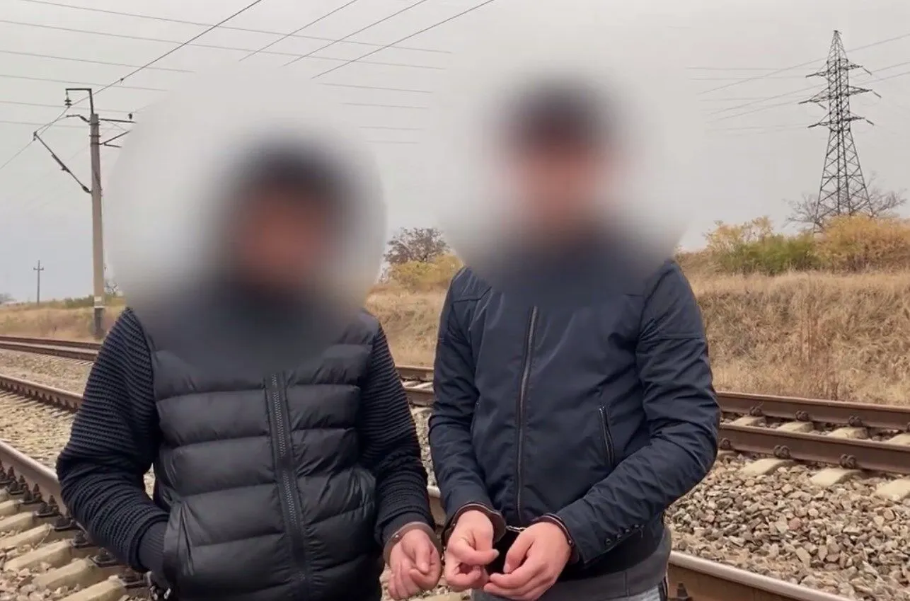 ФСБ полює на "терористів", а судять навіть дітей: що зараз відбувається на окупованій частині України і хто потрапив під каток