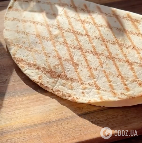 Хрустящие конвертики из лаваша с сыром: рецепт сытного блюда за 2 минуты