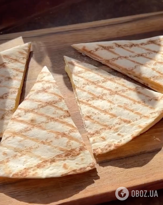 Хрустящие конвертики из лаваша с сыром: рецепт сытного блюда за 2 минуты